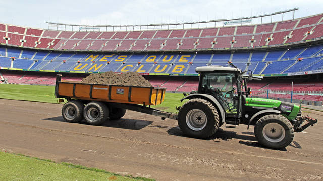 Cỏ sân Camp Nou bắt đầu được thay mới